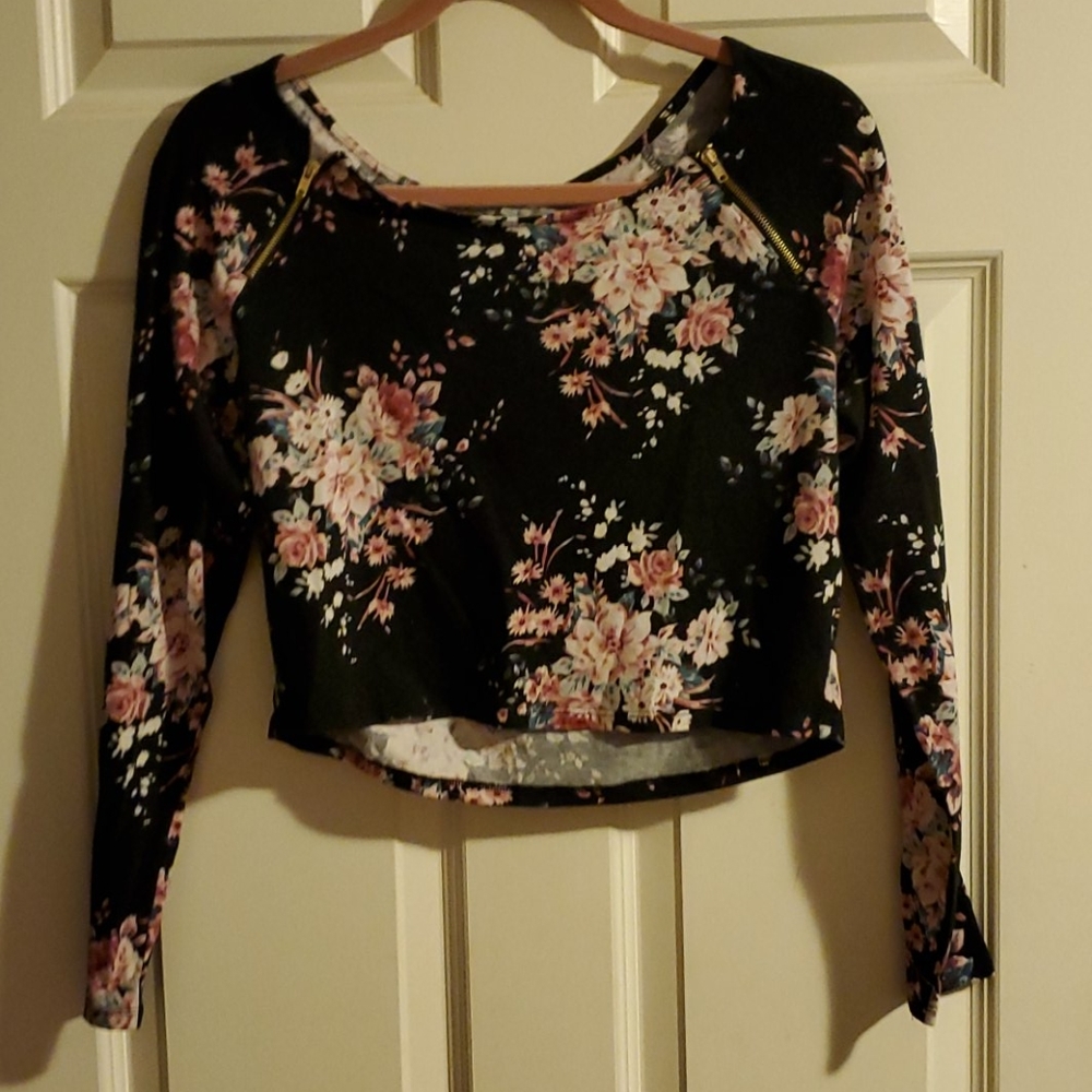 🌺2/$25🌺 Black Floral Crop Top Zipper Accents